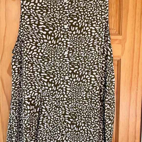 Loft sleeveless loose flounce top, olive green/white, size  L - Picture 3 of 3